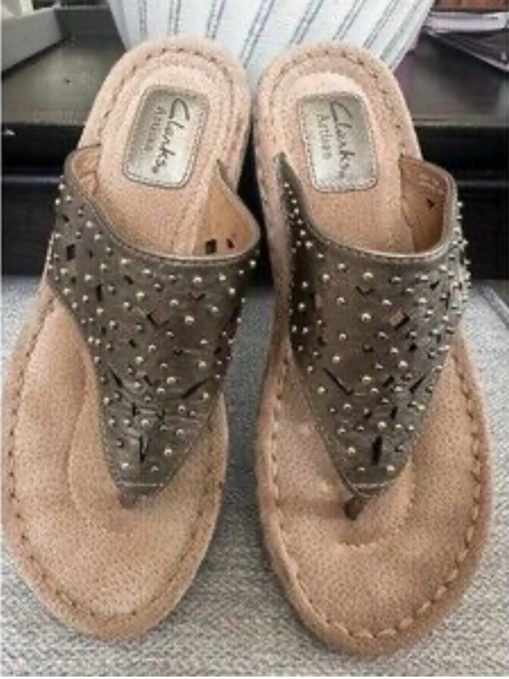 UEC Clarks Artisan Amaya Metallic Subtle Gold Studded Thong Sandals 1.5” Heel